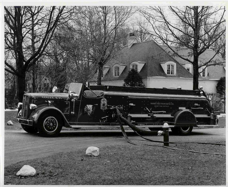 File:8-Quad 1947 Hydrant.jpg